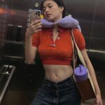 Phạm Nguyễn Lan Thy Instagram - Đi làm về ngày cuối năm, đầu bù tóc rối người ám bụi đường. Năm nay Thy giỏi lắm, học gì cũng nhanh, làm việc chăm chỉ có mục tiêu, từ em bé Lan Thy sau năm nay đã bắt đầu mang dáng dấp phụ nữ hơn một xíu. Năm nay thật lòng muốn cảm ơn những người đã dành thời gian để gặp gỡ nhau ngoài thực tế, cảm ơn những câu chuyện đan xen đã dệt lên một tấm vải 2023 đẹp đẽ đầy sắc màu. Thật sự, một thân con gái một mình ở cái Sài Gòn này, nếu không nhờ tình thương yêu và đồng điệu từ những người đến bên cạnh mình, chắc con đường mình đi chán chết :)) Cuối năm nay đã bắt đầu có những dự định cho những năm sau, vậy là người lớn hơn rồi đúng hông? 🌻
