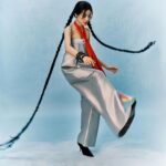 Phạm Nguyễn Lan Thy Instagram - “NHẤT QUỶ NHÌ MA, THỨ BA HỌC TRÒ" Khi nhắc đến đến câu thành ngữ này, ai trong mỗi chúng ta đều gợi nhớ lại hình ảnh nó gắn liền với tuổi học trò mà ai trong chúng ta cũng đã trải qua, câu nói này mang một ý nghĩa thể hiện tính nghịch ngợm, những trò vui đùa hồn nhiên và vô tư khi đi học. Trong bộ ảnh này, chúng mình muốn mang đến một hình ảnh rất quen thuộc, cổ điển, nhưng thay vào đó chúng mình muốn truyền tải một bức tranh màu sắc, vui nhộn và tươi mới hơn, thời trang hơn. Lấy cảm hứng từ những kỉ niệm mà các thế hệ học trò 8x,9x đã từng trải qua, chúng mình tôn lên vẻ đẹp của kí ức thời đó. Tại vì sao chúng mình lại làm ý tưởng này ? Bởi vì với góc nhìn từ phía chúng mình,chúng mình thấy được hình ảnh này không còn tồn tại nhiều cho đến bây giờ khi đất nước nói chung và công nghệ 4.0,AI nói riêng ngày càng phát triển nhưng chúng mình lại thấy hình ảnh đó lại rất đẹp, mộc mạc và nguyên bản, đó là điều may mắn mà các thế hệ thời 8x,9x đã có cơ hội được sống với nó.Chúng mình hy vọng, với tâm hồn nghệ sĩ, chúng mình đã và đang gửi gắm đến một thế hệ trẻ một thông điệp đẹp và ý nghĩa. “CHÚC MỪNG NGÀY NHÀ GIÁO VIỆT NAM 20-11” Creative & Photographer: Đình Hoàng Art Director: Thafu Nguyen Starring: Phạm Nguyễn Lan Thy Stylist: Bui Dong Duy Stylist Assistant: Mai Phuoc Tri Makeup & Hair Style: Chuong Nguyen Producer: Luna Tran Photo Assistant: Dim Pham, Trong Luan Lighting: cinegram.studio Fashion: DaDa, Thuy Design House, BALENCIAGA