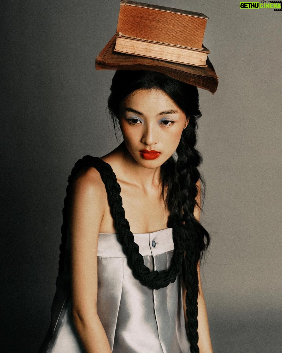 Phạm Nguyễn Lan Thy Instagram - “NHẤT QUỶ NHÌ MA, THỨ BA HỌC TRÒ" Khi nhắc đến đến câu thành ngữ này, ai trong mỗi chúng ta đều gợi nhớ lại hình ảnh nó gắn liền với tuổi học trò mà ai trong chúng ta cũng đã trải qua, câu nói này mang một ý nghĩa thể hiện tính nghịch ngợm, những trò vui đùa hồn nhiên và vô tư khi đi học. Trong bộ ảnh này, chúng mình muốn mang đến một hình ảnh rất quen thuộc, cổ điển, nhưng thay vào đó chúng mình muốn truyền tải một bức tranh màu sắc, vui nhộn và tươi mới hơn, thời trang hơn. Lấy cảm hứng từ những kỉ niệm mà các thế hệ học trò 8x,9x đã từng trải qua, chúng mình tôn lên vẻ đẹp của kí ức thời đó. Tại vì sao chúng mình lại làm ý tưởng này ? Bởi vì với góc nhìn từ phía chúng mình,chúng mình thấy được hình ảnh này không còn tồn tại nhiều cho đến bây giờ khi đất nước nói chung và công nghệ 4.0,AI nói riêng ngày càng phát triển nhưng chúng mình lại thấy hình ảnh đó lại rất đẹp, mộc mạc và nguyên bản, đó là điều may mắn mà các thế hệ thời 8x,9x đã có cơ hội được sống với nó.Chúng mình hy vọng, với tâm hồn nghệ sĩ, chúng mình đã và đang gửi gắm đến một thế hệ trẻ một thông điệp đẹp và ý nghĩa. “CHÚC MỪNG NGÀY NHÀ GIÁO VIỆT NAM 20-11” Creative & Photographer: Đình Hoàng Art Director: Thafu Nguyen Starring: Phạm Nguyễn Lan Thy Stylist: Bui Dong Duy Stylist Assistant: Mai Phuoc Tri Makeup & Hair Style: Chuong Nguyen Producer: Luna Tran Photo Assistant: Dim Pham, Trong Luan Lighting: cinegram.studio Fashion: DaDa, Thuy Design House, BALENCIAGA