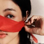 Phạm Nguyễn Lan Thy Instagram - “NHẤT QUỶ NHÌ MA, THỨ BA HỌC TRÒ" Khi nhắc đến đến câu thành ngữ này, ai trong mỗi chúng ta đều gợi nhớ lại hình ảnh nó gắn liền với tuổi học trò mà ai trong chúng ta cũng đã trải qua, câu nói này mang một ý nghĩa thể hiện tính nghịch ngợm, những trò vui đùa hồn nhiên và vô tư khi đi học. Trong bộ ảnh này, chúng mình muốn mang đến một hình ảnh rất quen thuộc, cổ điển, nhưng thay vào đó chúng mình muốn truyền tải một bức tranh màu sắc, vui nhộn và tươi mới hơn, thời trang hơn. Lấy cảm hứng từ những kỉ niệm mà các thế hệ học trò 8x,9x đã từng trải qua, chúng mình tôn lên vẻ đẹp của kí ức thời đó. Tại vì sao chúng mình lại làm ý tưởng này ? Bởi vì với góc nhìn từ phía chúng mình,chúng mình thấy được hình ảnh này không còn tồn tại nhiều cho đến bây giờ khi đất nước nói chung và công nghệ 4.0,AI nói riêng ngày càng phát triển nhưng chúng mình lại thấy hình ảnh đó lại rất đẹp, mộc mạc và nguyên bản, đó là điều may mắn mà các thế hệ thời 8x,9x đã có cơ hội được sống với nó.Chúng mình hy vọng, với tâm hồn nghệ sĩ, chúng mình đã và đang gửi gắm đến một thế hệ trẻ một thông điệp đẹp và ý nghĩa. “CHÚC MỪNG NGÀY NHÀ GIÁO VIỆT NAM 20-11” Creative & Photographer: Đình Hoàng Art Director: Thafu Nguyen Starring: Phạm Nguyễn Lan Thy Stylist: Bui Dong Duy Stylist Assistant: Mai Phuoc Tri Makeup & Hair Style: Chuong Nguyen Producer: Luna Tran Photo Assistant: Dim Pham, Trong Luan Lighting: cinegram.studio Fashion: DaDa, Thuy Design House, BALENCIAGA