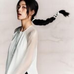 Phạm Nguyễn Lan Thy Instagram - “NHẤT QUỶ NHÌ MA, THỨ BA HỌC TRÒ" Khi nhắc đến đến câu thành ngữ này, ai trong mỗi chúng ta đều gợi nhớ lại hình ảnh nó gắn liền với tuổi học trò mà ai trong chúng ta cũng đã trải qua, câu nói này mang một ý nghĩa thể hiện tính nghịch ngợm, những trò vui đùa hồn nhiên và vô tư khi đi học. Trong bộ ảnh này, chúng mình muốn mang đến một hình ảnh rất quen thuộc, cổ điển, nhưng thay vào đó chúng mình muốn truyền tải một bức tranh màu sắc, vui nhộn và tươi mới hơn, thời trang hơn. Lấy cảm hứng từ những kỉ niệm mà các thế hệ học trò 8x,9x đã từng trải qua, chúng mình tôn lên vẻ đẹp của kí ức thời đó. Tại vì sao chúng mình lại làm ý tưởng này ? Bởi vì với góc nhìn từ phía chúng mình,chúng mình thấy được hình ảnh này không còn tồn tại nhiều cho đến bây giờ khi đất nước nói chung và công nghệ 4.0,AI nói riêng ngày càng phát triển nhưng chúng mình lại thấy hình ảnh đó lại rất đẹp, mộc mạc và nguyên bản, đó là điều may mắn mà các thế hệ thời 8x,9x đã có cơ hội được sống với nó.Chúng mình hy vọng, với tâm hồn nghệ sĩ, chúng mình đã và đang gửi gắm đến một thế hệ trẻ một thông điệp đẹp và ý nghĩa. “CHÚC MỪNG NGÀY NHÀ GIÁO VIỆT NAM 20-11” Creative & Photographer: Đình Hoàng Art Director: Thafu Nguyen Starring: Phạm Nguyễn Lan Thy Stylist: Bui Dong Duy Stylist Assistant: Mai Phuoc Tri Makeup & Hair Style: Chuong Nguyen Producer: Luna Tran Photo Assistant: Dim Pham, Trong Luan Lighting: cinegram.studio Fashion: DaDa, Thuy Design House, BALENCIAGA