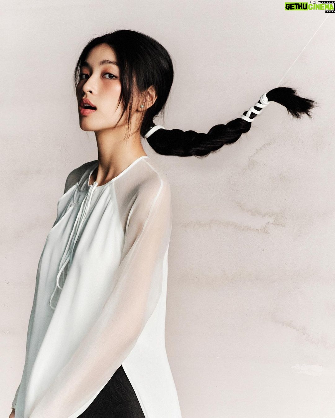 Phạm Nguyễn Lan Thy Instagram - “NHẤT QUỶ NHÌ MA, THỨ BA HỌC TRÒ" Khi nhắc đến đến câu thành ngữ này, ai trong mỗi chúng ta đều gợi nhớ lại hình ảnh nó gắn liền với tuổi học trò mà ai trong chúng ta cũng đã trải qua, câu nói này mang một ý nghĩa thể hiện tính nghịch ngợm, những trò vui đùa hồn nhiên và vô tư khi đi học. Trong bộ ảnh này, chúng mình muốn mang đến một hình ảnh rất quen thuộc, cổ điển, nhưng thay vào đó chúng mình muốn truyền tải một bức tranh màu sắc, vui nhộn và tươi mới hơn, thời trang hơn. Lấy cảm hứng từ những kỉ niệm mà các thế hệ học trò 8x,9x đã từng trải qua, chúng mình tôn lên vẻ đẹp của kí ức thời đó. Tại vì sao chúng mình lại làm ý tưởng này ? Bởi vì với góc nhìn từ phía chúng mình,chúng mình thấy được hình ảnh này không còn tồn tại nhiều cho đến bây giờ khi đất nước nói chung và công nghệ 4.0,AI nói riêng ngày càng phát triển nhưng chúng mình lại thấy hình ảnh đó lại rất đẹp, mộc mạc và nguyên bản, đó là điều may mắn mà các thế hệ thời 8x,9x đã có cơ hội được sống với nó.Chúng mình hy vọng, với tâm hồn nghệ sĩ, chúng mình đã và đang gửi gắm đến một thế hệ trẻ một thông điệp đẹp và ý nghĩa. “CHÚC MỪNG NGÀY NHÀ GIÁO VIỆT NAM 20-11” Creative & Photographer: Đình Hoàng Art Director: Thafu Nguyen Starring: Phạm Nguyễn Lan Thy Stylist: Bui Dong Duy Stylist Assistant: Mai Phuoc Tri Makeup & Hair Style: Chuong Nguyen Producer: Luna Tran Photo Assistant: Dim Pham, Trong Luan Lighting: cinegram.studio Fashion: DaDa, Thuy Design House, BALENCIAGA