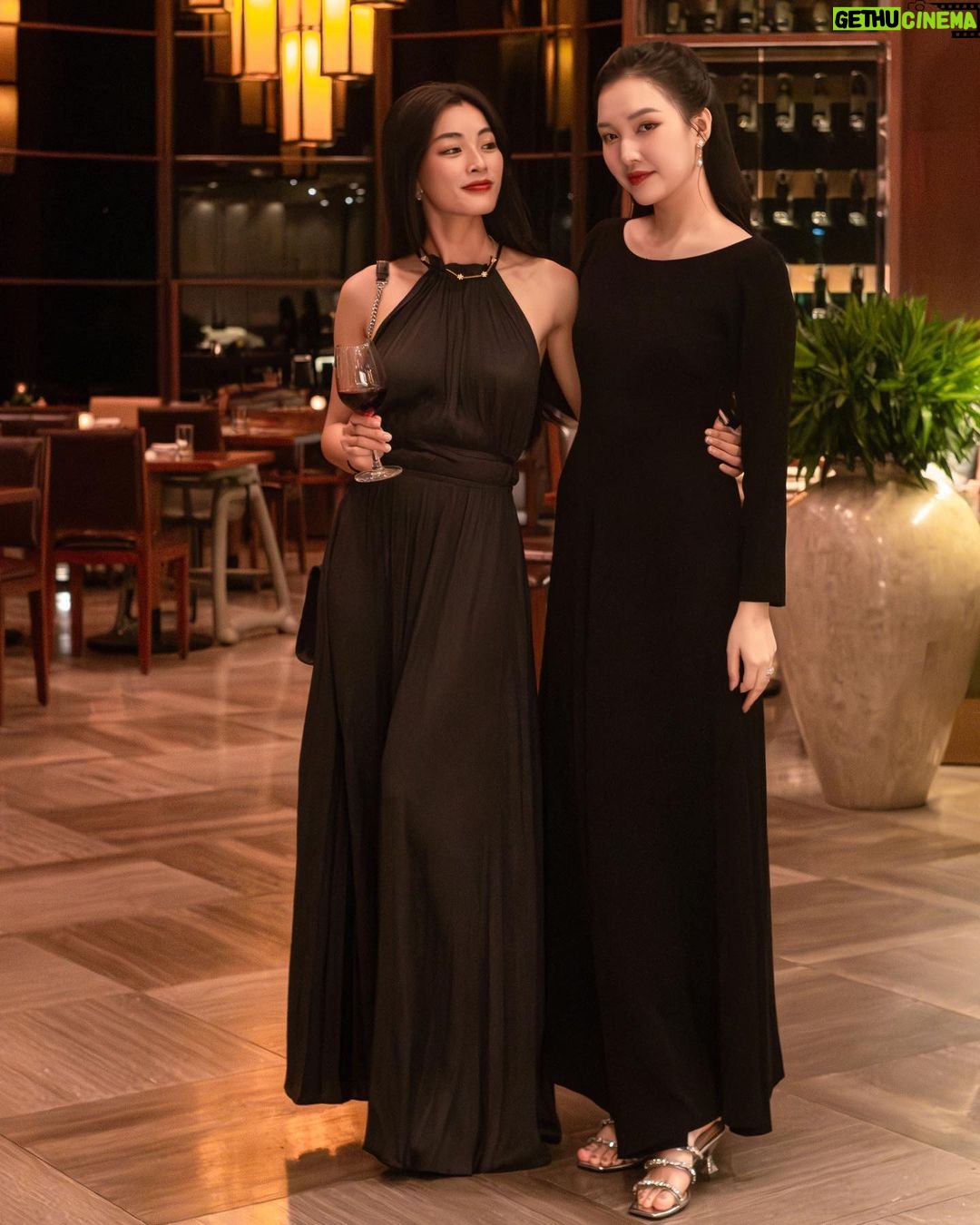 Phạm Nguyễn Lan Thy Instagram - Buổi sáng mình còn làm cô gái đằm thắm Phú Yên, tối đáp máy bay Sài Gòn làm cô gái tiệc tùng ở @newworldsaigon với chị Trân Thêm một chiếc váy nữa của @majeparis trong tủ đồ, đơn giản xinh xắn tính ứng dụng cao, đứa lười như mình đỡ phải mất thời gian suy nghĩ việc phối đồ, chỉ cần túm lấy một chiếc váy, điểm trang xinh xinh là ra đường thôiii @tamsonfashion