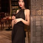 Phạm Nguyễn Lan Thy Instagram - Buổi sáng mình còn làm cô gái đằm thắm Phú Yên, tối đáp máy bay Sài Gòn làm cô gái tiệc tùng ở @newworldsaigon với chị Trân Thêm một chiếc váy nữa của @majeparis trong tủ đồ, đơn giản xinh xắn tính ứng dụng cao, đứa lười như mình đỡ phải mất thời gian suy nghĩ việc phối đồ, chỉ cần túm lấy một chiếc váy, điểm trang xinh xinh là ra đường thôiii @tamsonfashion