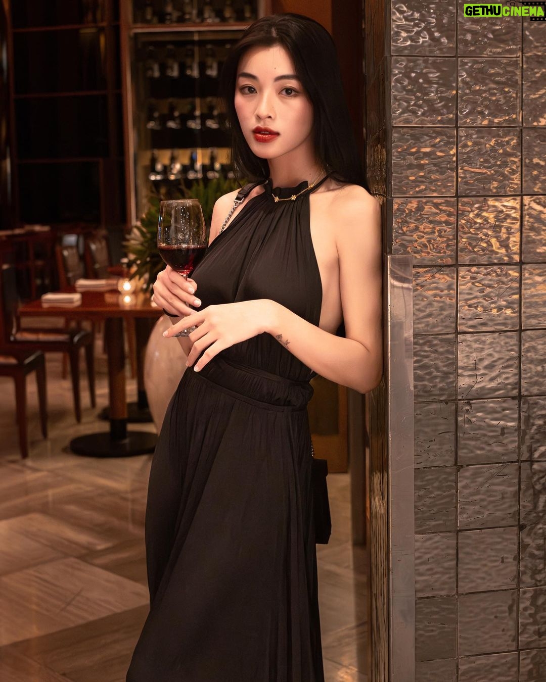 Phạm Nguyễn Lan Thy Instagram - Buổi sáng mình còn làm cô gái đằm thắm Phú Yên, tối đáp máy bay Sài Gòn làm cô gái tiệc tùng ở @newworldsaigon với chị Trân Thêm một chiếc váy nữa của @majeparis trong tủ đồ, đơn giản xinh xắn tính ứng dụng cao, đứa lười như mình đỡ phải mất thời gian suy nghĩ việc phối đồ, chỉ cần túm lấy một chiếc váy, điểm trang xinh xinh là ra đường thôiii @tamsonfashion
