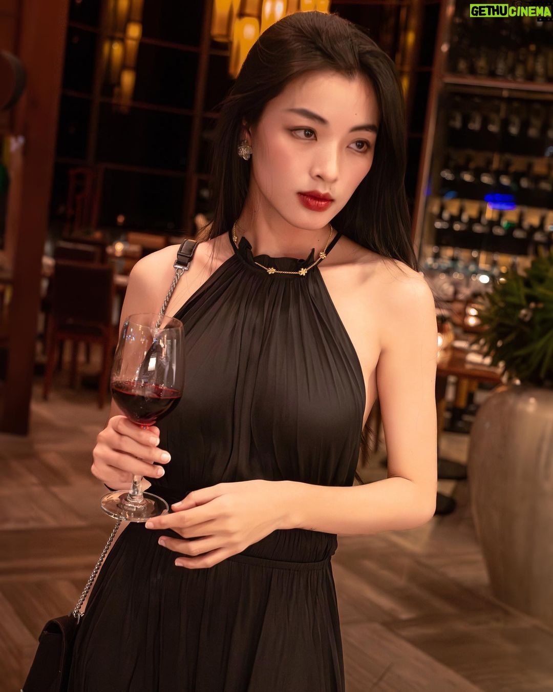 Phạm Nguyễn Lan Thy Instagram - Buổi sáng mình còn làm cô gái đằm thắm Phú Yên, tối đáp máy bay Sài Gòn làm cô gái tiệc tùng ở @newworldsaigon với chị Trân Thêm một chiếc váy nữa của @majeparis trong tủ đồ, đơn giản xinh xắn tính ứng dụng cao, đứa lười như mình đỡ phải mất thời gian suy nghĩ việc phối đồ, chỉ cần túm lấy một chiếc váy, điểm trang xinh xinh là ra đường thôiii @tamsonfashion