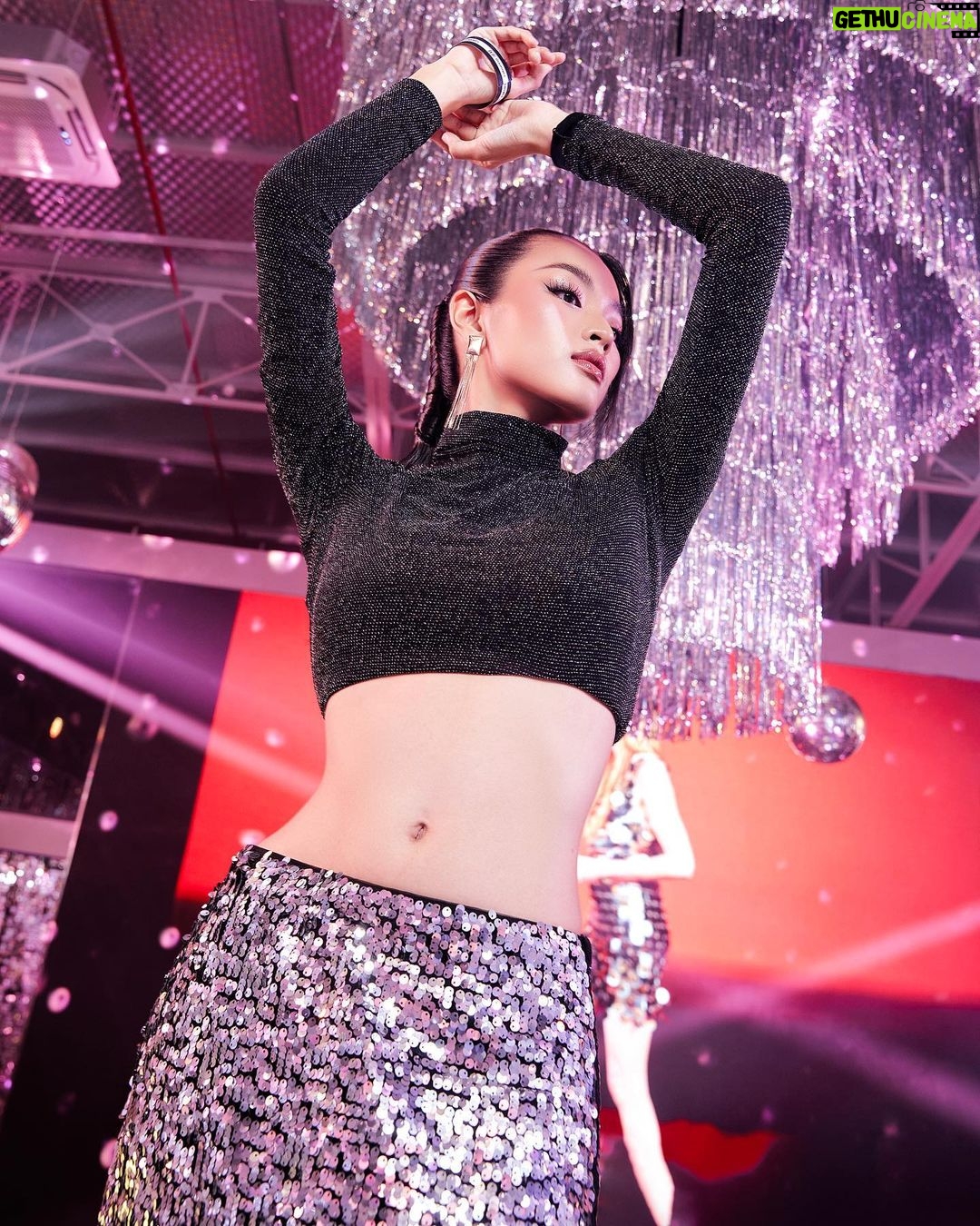 Phạm Nguyễn Lan Thy Instagram - Cô Thy này lần đầu tôi được gặp. Hôm đấy sắm vai cô gái disco kiêu kì tại sự kiện @hm x @rabanne, nhân dịp ra mắt BST mới đầy sự phóng khoáng tiệc tùng rất Rabanne nhưng cũng đầy lãng mạn cổ điển. Một buổi tiệc sang trọng lấp lánh tại @sunlifevn được tạo nên bởi chị @hadocreative và team 🫶 Mọi người thấy sao? Chứ tôi cũng tự thấy lạ hoắc với cái tạo hình này 😂 ____ Lan Thy by @trinhtatdat Makeup @trieu_lee Hair @hua_dung93 Photo @hachihachidoan Stylist @babithanh #rabannehm