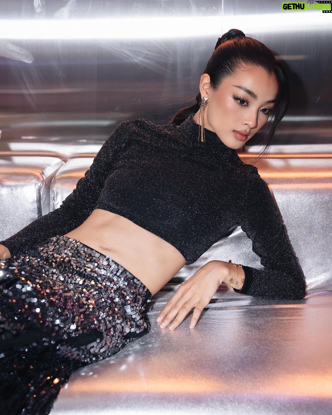 Phạm Nguyễn Lan Thy Instagram - Cô Thy này lần đầu tôi được gặp. Hôm đấy sắm vai cô gái disco kiêu kì tại sự kiện @hm x @rabanne, nhân dịp ra mắt BST mới đầy sự phóng khoáng tiệc tùng rất Rabanne nhưng cũng đầy lãng mạn cổ điển. Một buổi tiệc sang trọng lấp lánh tại @sunlifevn được tạo nên bởi chị @hadocreative và team 🫶 Mọi người thấy sao? Chứ tôi cũng tự thấy lạ hoắc với cái tạo hình này 😂 ____ Lan Thy by @trinhtatdat Makeup @trieu_lee Hair @hua_dung93 Photo @hachihachidoan Stylist @babithanh #rabannehm