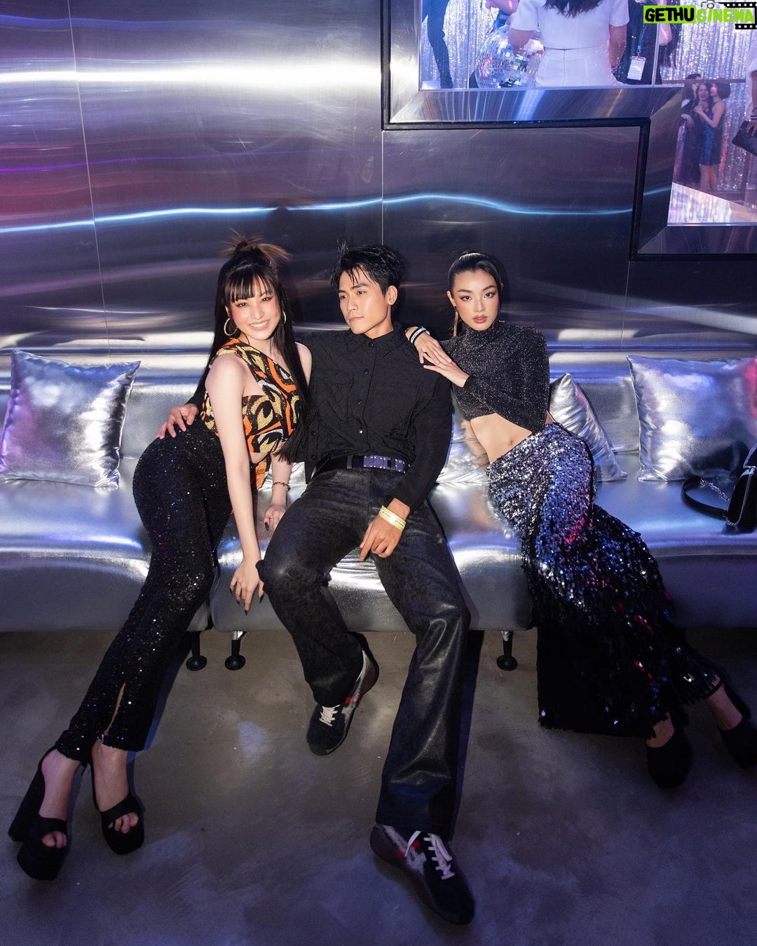 Phạm Nguyễn Lan Thy Instagram - Cô Thy này lần đầu tôi được gặp. Hôm đấy sắm vai cô gái disco kiêu kì tại sự kiện @hm x @rabanne, nhân dịp ra mắt BST mới đầy sự phóng khoáng tiệc tùng rất Rabanne nhưng cũng đầy lãng mạn cổ điển. Một buổi tiệc sang trọng lấp lánh tại @sunlifevn được tạo nên bởi chị @hadocreative và team 🫶 Mọi người thấy sao? Chứ tôi cũng tự thấy lạ hoắc với cái tạo hình này 😂 ____ Lan Thy by @trinhtatdat Makeup @trieu_lee Hair @hua_dung93 Photo @hachihachidoan Stylist @babithanh #rabannehm
