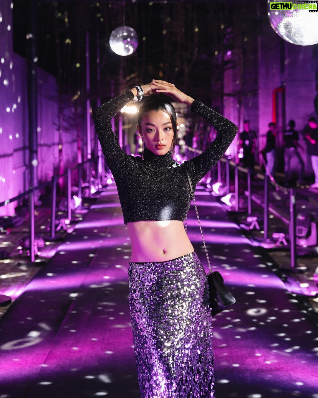 Phạm Nguyễn Lan Thy Instagram - Cô Thy này lần đầu tôi được gặp. Hôm đấy sắm vai cô gái disco kiêu kì tại sự kiện @hm x @rabanne, nhân dịp ra mắt BST mới đầy sự phóng khoáng tiệc tùng rất Rabanne nhưng cũng đầy lãng mạn cổ điển. Một buổi tiệc sang trọng lấp lánh tại @sunlifevn được tạo nên bởi chị @hadocreative và team 🫶 Mọi người thấy sao? Chứ tôi cũng tự thấy lạ hoắc với cái tạo hình này 😂 ____ Lan Thy by @trinhtatdat Makeup @trieu_lee Hair @hua_dung93 Photo @hachihachidoan Stylist @babithanh #rabannehm