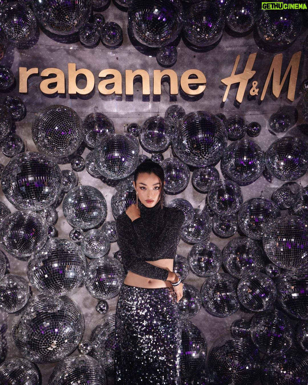 Phạm Nguyễn Lan Thy Instagram - Cô Thy này lần đầu tôi được gặp. Hôm đấy sắm vai cô gái disco kiêu kì tại sự kiện @hm x @rabanne, nhân dịp ra mắt BST mới đầy sự phóng khoáng tiệc tùng rất Rabanne nhưng cũng đầy lãng mạn cổ điển. Một buổi tiệc sang trọng lấp lánh tại @sunlifevn được tạo nên bởi chị @hadocreative và team 🫶 Mọi người thấy sao? Chứ tôi cũng tự thấy lạ hoắc với cái tạo hình này 😂 ____ Lan Thy by @trinhtatdat Makeup @trieu_lee Hair @hua_dung93 Photo @hachihachidoan Stylist @babithanh #rabannehm