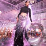 Phạm Nguyễn Lan Thy Instagram - Cô Thy này lần đầu tôi được gặp. Hôm đấy sắm vai cô gái disco kiêu kì tại sự kiện @hm x @rabanne, nhân dịp ra mắt BST mới đầy sự phóng khoáng tiệc tùng rất Rabanne nhưng cũng đầy lãng mạn cổ điển. Một buổi tiệc sang trọng lấp lánh tại @sunlifevn được tạo nên bởi chị @hadocreative và team 🫶 Mọi người thấy sao? Chứ tôi cũng tự thấy lạ hoắc với cái tạo hình này 😂 ____ Lan Thy by @trinhtatdat Makeup @trieu_lee Hair @hua_dung93 Photo @hachihachidoan Stylist @babithanh #rabannehm