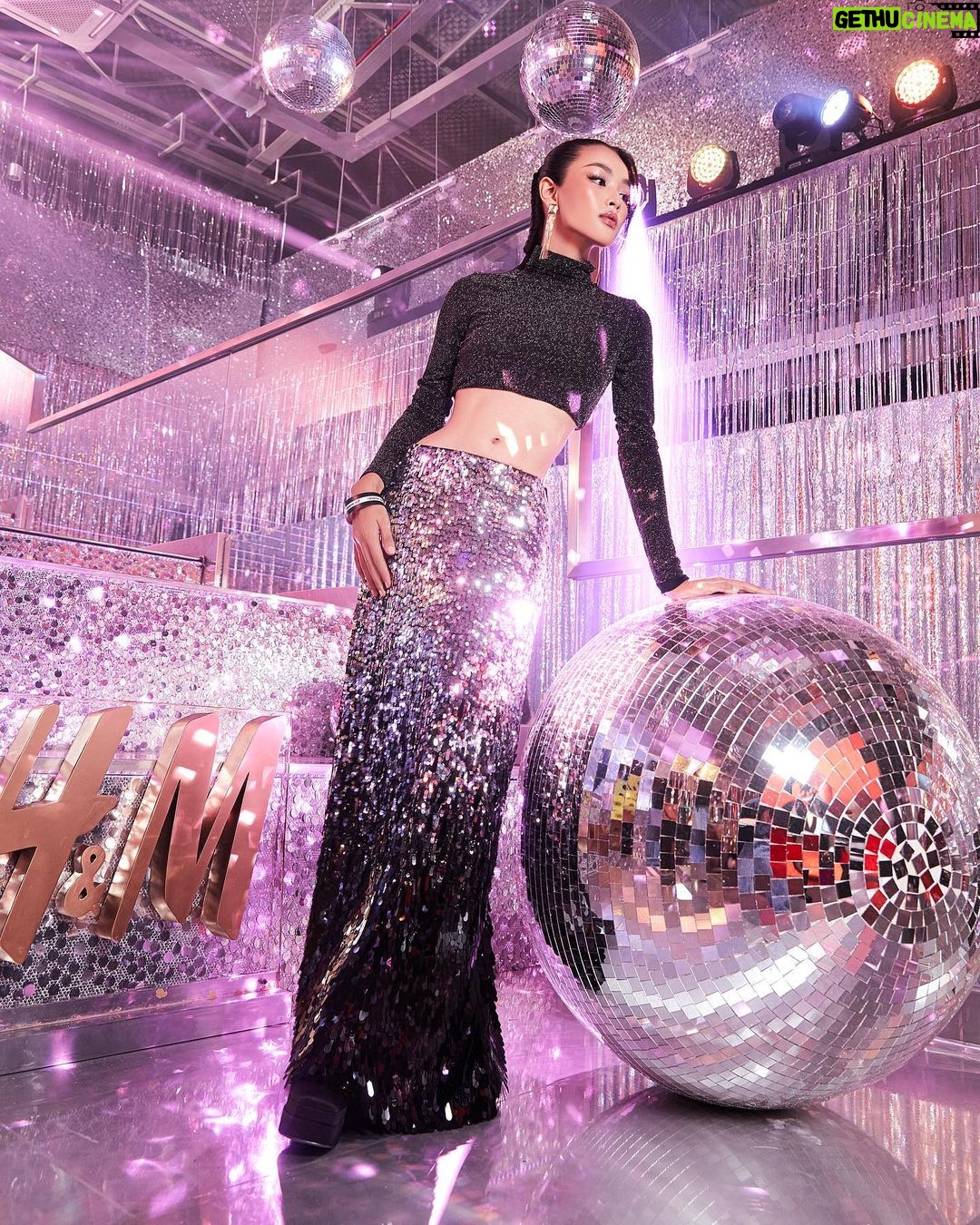 Phạm Nguyễn Lan Thy Instagram - Cô Thy này lần đầu tôi được gặp. Hôm đấy sắm vai cô gái disco kiêu kì tại sự kiện @hm x @rabanne, nhân dịp ra mắt BST mới đầy sự phóng khoáng tiệc tùng rất Rabanne nhưng cũng đầy lãng mạn cổ điển. Một buổi tiệc sang trọng lấp lánh tại @sunlifevn được tạo nên bởi chị @hadocreative và team 🫶 Mọi người thấy sao? Chứ tôi cũng tự thấy lạ hoắc với cái tạo hình này 😂 ____ Lan Thy by @trinhtatdat Makeup @trieu_lee Hair @hua_dung93 Photo @hachihachidoan Stylist @babithanh #rabannehm