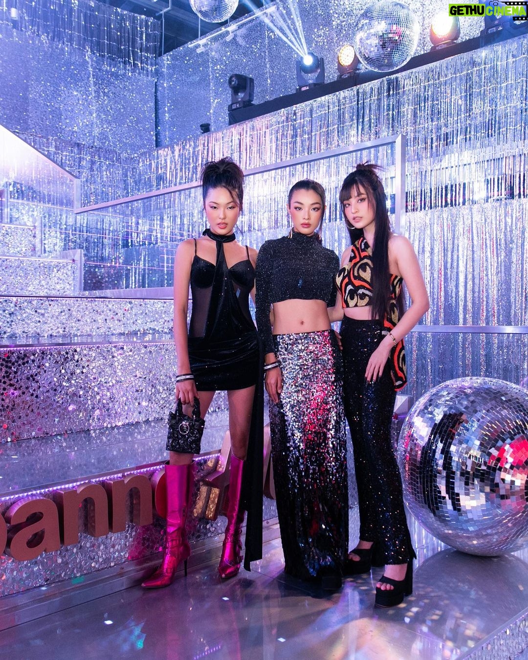Phạm Nguyễn Lan Thy Instagram - Cô Thy này lần đầu tôi được gặp. Hôm đấy sắm vai cô gái disco kiêu kì tại sự kiện @hm x @rabanne, nhân dịp ra mắt BST mới đầy sự phóng khoáng tiệc tùng rất Rabanne nhưng cũng đầy lãng mạn cổ điển. Một buổi tiệc sang trọng lấp lánh tại @sunlifevn được tạo nên bởi chị @hadocreative và team 🫶 Mọi người thấy sao? Chứ tôi cũng tự thấy lạ hoắc với cái tạo hình này 😂 ____ Lan Thy by @trinhtatdat Makeup @trieu_lee Hair @hua_dung93 Photo @hachihachidoan Stylist @babithanh #rabannehm