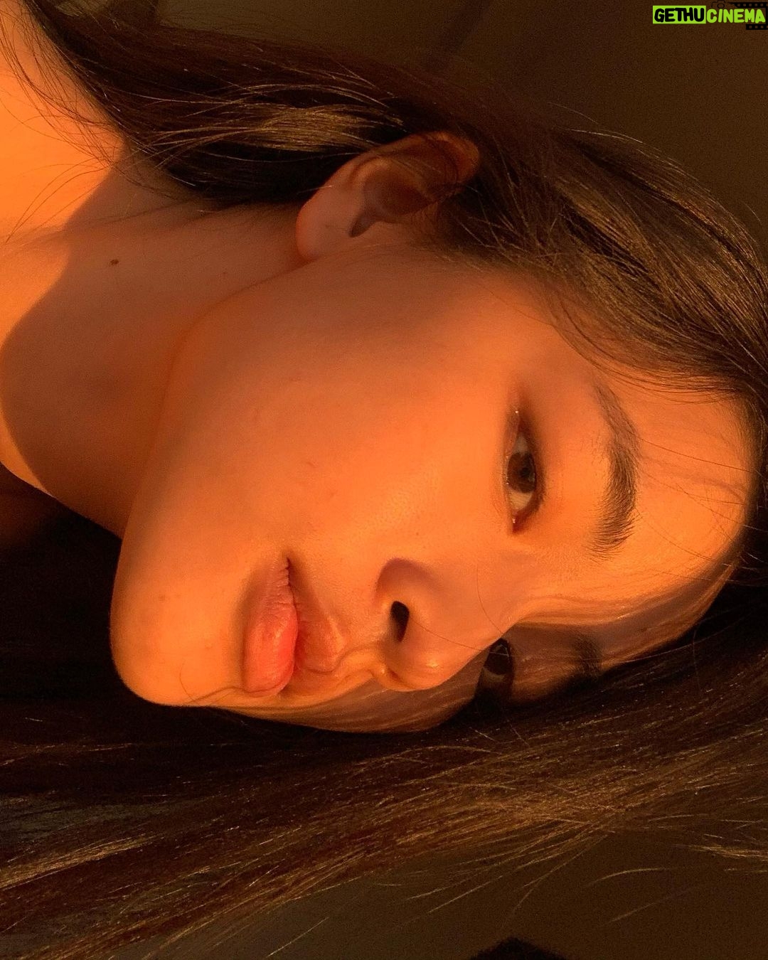 Phạm Nguyễn Lan Thy Instagram - Tia nắng sớm vào phòng