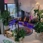Phạm Nguyễn Lan Thy Instagram - Cha mình luôn dặn rằng, “An cư lạc nghiệp”. Cách đây 3 năm, mình rời gia đình để tự lập, hành lý lúc đó có mấy cuốn sách, chiếc xe máy và vài ba bộ đồ. Và như chú kiến tha từng chút về tổ, mình cũng có một góc nhà riêng xinh xắn rồi 🌱 Cảm ơn @elledecorationvn đã ghé qua thăm góc nhỏ nhà Thy 📸 @shanglefotos