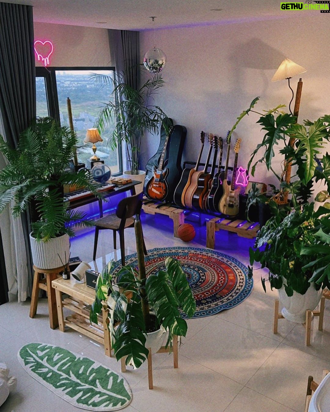 Phạm Nguyễn Lan Thy Instagram - Cha mình luôn dặn rằng, “An cư lạc nghiệp”. Cách đây 3 năm, mình rời gia đình để tự lập, hành lý lúc đó có mấy cuốn sách, chiếc xe máy và vài ba bộ đồ. Và như chú kiến tha từng chút về tổ, mình cũng có một góc nhà riêng xinh xắn rồi 🌱 Cảm ơn @elledecorationvn đã ghé qua thăm góc nhỏ nhà Thy 📸 @shanglefotos