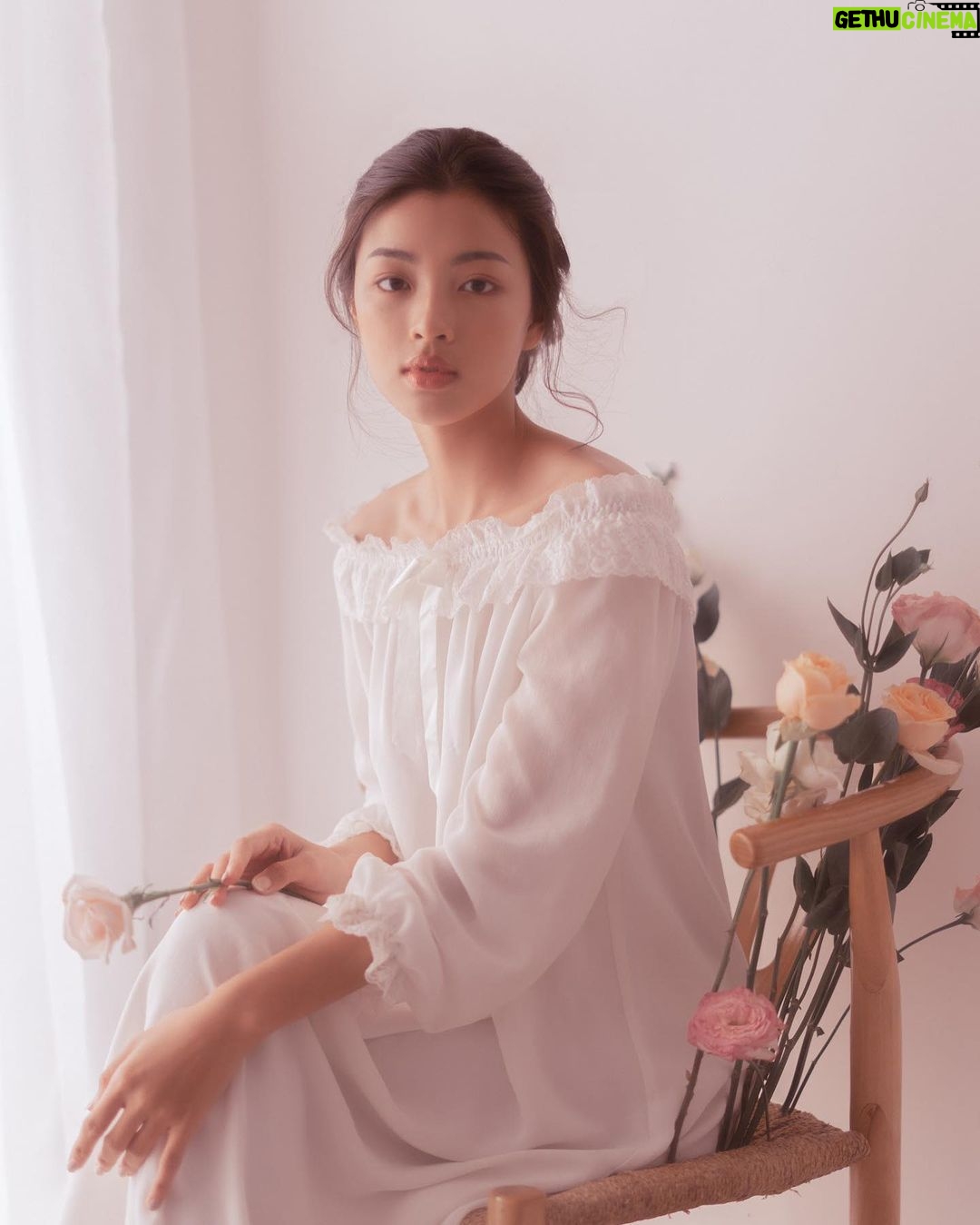 Phạm Nguyễn Lan Thy Instagram - 20/10 lan toả chút năng lượng cẩm hường, chúc những người phụ nữ của tôi một ngày thật vuiii