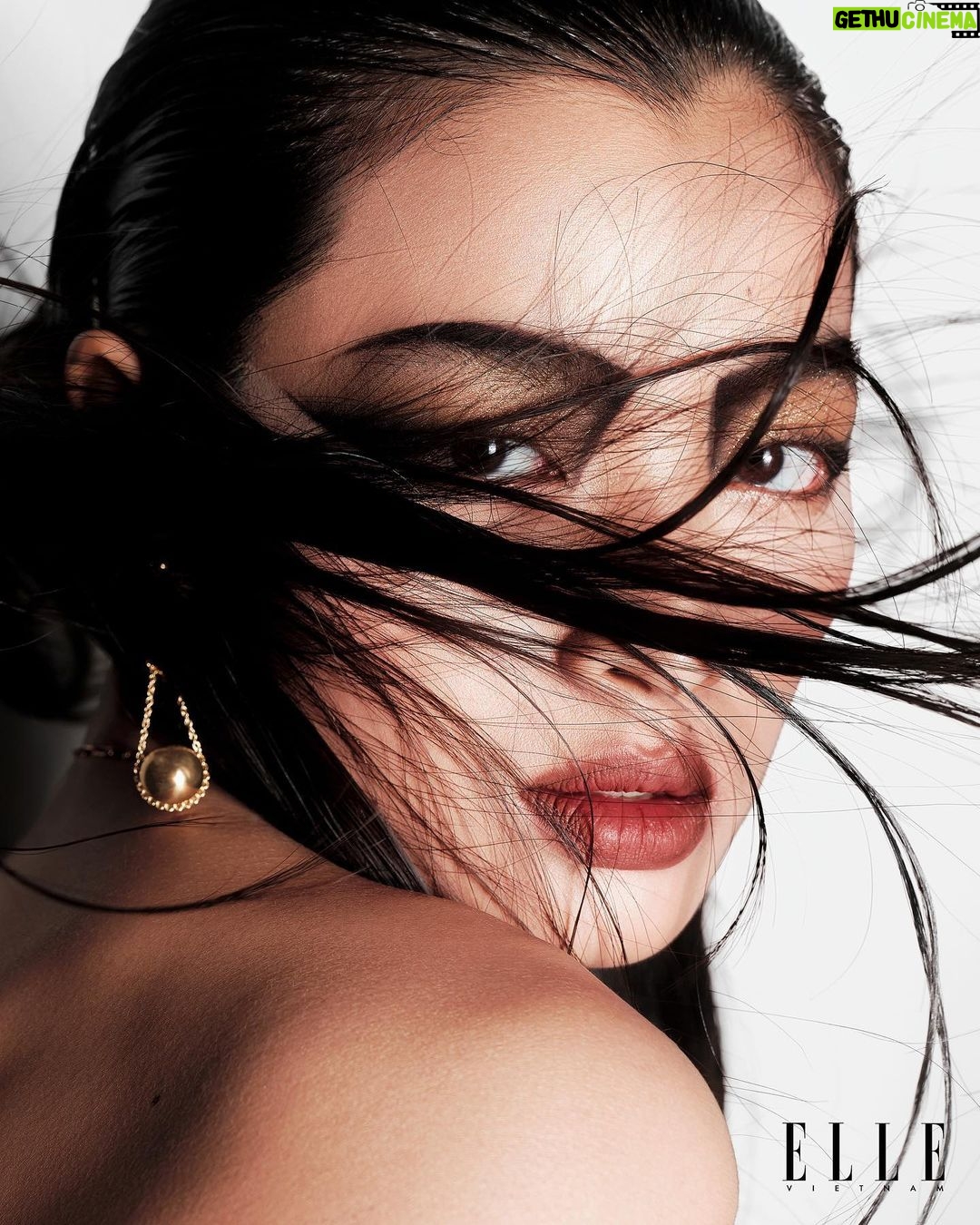Phạm Nguyễn Lan Thy Instagram - Lan Thy trên tạp chí ELLE tháng 9 - Fashion Issue 🌸 Photographer: @_deyu95 Concept: @duongductien Makeup & hairdresser: @tungchautran Model: Lan Thy Produce: Tô Thanh Liêm Lighting: Kevin LC Retoucher: Trần Thái Beauty editor: @nickykhanhngoc Creative director: @iohuyvo
