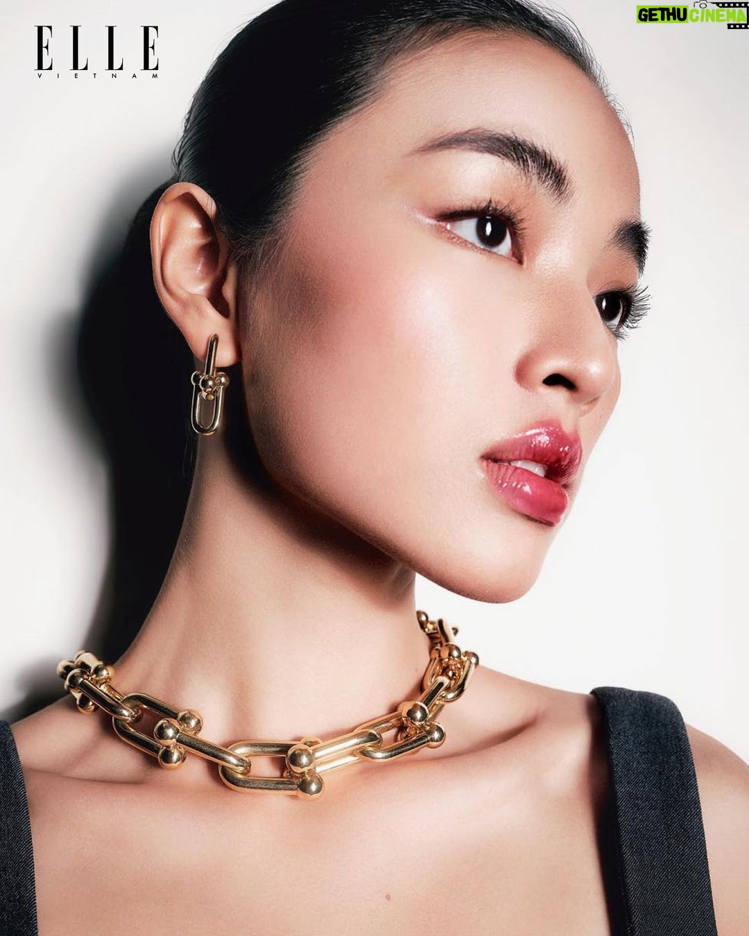 Phạm Nguyễn Lan Thy Instagram - Lan Thy trên tạp chí ELLE tháng 9 - Fashion Issue 🌸 Photographer: @_deyu95 Concept: @duongductien Makeup & hairdresser: @tungchautran Model: Lan Thy Produce: Tô Thanh Liêm Lighting: Kevin LC Retoucher: Trần Thái Beauty editor: @nickykhanhngoc Creative director: @iohuyvo