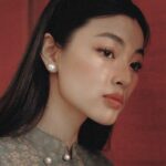 Phạm Nguyễn Lan Thy Instagram - Áo dài về với cơn mưa Tóc thời gian rối bao mùa hỡi em