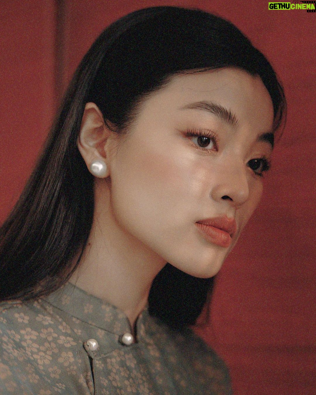 Phạm Nguyễn Lan Thy Instagram - Áo dài về với cơn mưa Tóc thời gian rối bao mùa hỡi em