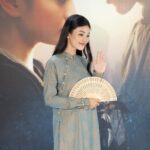 Phạm Nguyễn Lan Thy Instagram - Áo dài về với cơn mưa Tóc thời gian rối bao mùa hỡi em