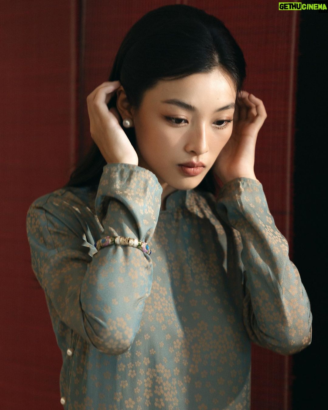 Phạm Nguyễn Lan Thy Instagram - Áo dài về với cơn mưa Tóc thời gian rối bao mùa hỡi em