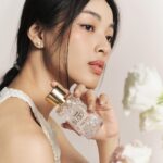Phạm Nguyễn Lan Thy Instagram - Aura Rosa - mọi người thấy cái tên này có hợp với Thy không 😗 Đây là tên mùi hương nước hoa gần đây Thy yêu thích đó! Mỗi lần xịt em này của Cindy Bloom là Thy ngỡ như mình lạc vào một vườn hoa trắng thơ mộng trong một chiều nắng mùa xuân. Thy đọc thì thấy mùi hương nghiêng về các mùi hoa và xạ hương, còn Thy ngửi thì sẽ có mùi lá xanh và các loài hoa trắng đặc trưng, có một chút kiêu sa, tinh tế và cũng mạnh mẽ, thuần khiết. Ai muốn tìm một em nước hoa nhỏ nhắn, vẻ ngoài sang trọng nhưng giá thành mềm mại thì thử ngay bạn này nhé 🤍 #CindyBloom #AuraRosa