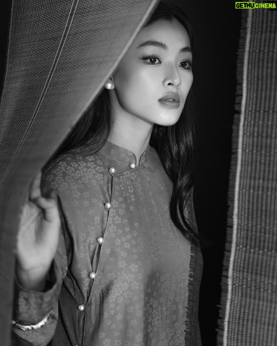 Phạm Nguyễn Lan Thy Instagram - Áo dài về với cơn mưa Tóc thời gian rối bao mùa hỡi em