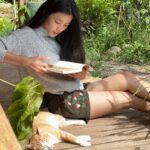 Phạm Nguyễn Lan Thy Instagram - Đầu tháng tự hứa với mình sẽ làm việc chăm chỉ, chỉ để đổi lại một buổi sáng thư thái nơi núi rừng, ăn sáng pha cà phê, thong thả đọc vài trang sách, không phải lo nghĩ về thông báo điện thoại. Tôi gọi đây là thư thái. Cách gọi khác của “làm biếng có kế hoạch”. @healingretreatdalat