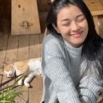 Phạm Nguyễn Lan Thy Instagram - Đầu tháng tự hứa với mình sẽ làm việc chăm chỉ, chỉ để đổi lại một buổi sáng thư thái nơi núi rừng, ăn sáng pha cà phê, thong thả đọc vài trang sách, không phải lo nghĩ về thông báo điện thoại. Tôi gọi đây là thư thái. Cách gọi khác của “làm biếng có kế hoạch”. @healingretreatdalat
