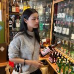 Phạm Nguyễn Lan Thy Instagram - Đầu tháng tự hứa với mình sẽ làm việc chăm chỉ, chỉ để đổi lại một buổi sáng thư thái nơi núi rừng, ăn sáng pha cà phê, thong thả đọc vài trang sách, không phải lo nghĩ về thông báo điện thoại. Tôi gọi đây là thư thái. Cách gọi khác của “làm biếng có kế hoạch”. @healingretreatdalat