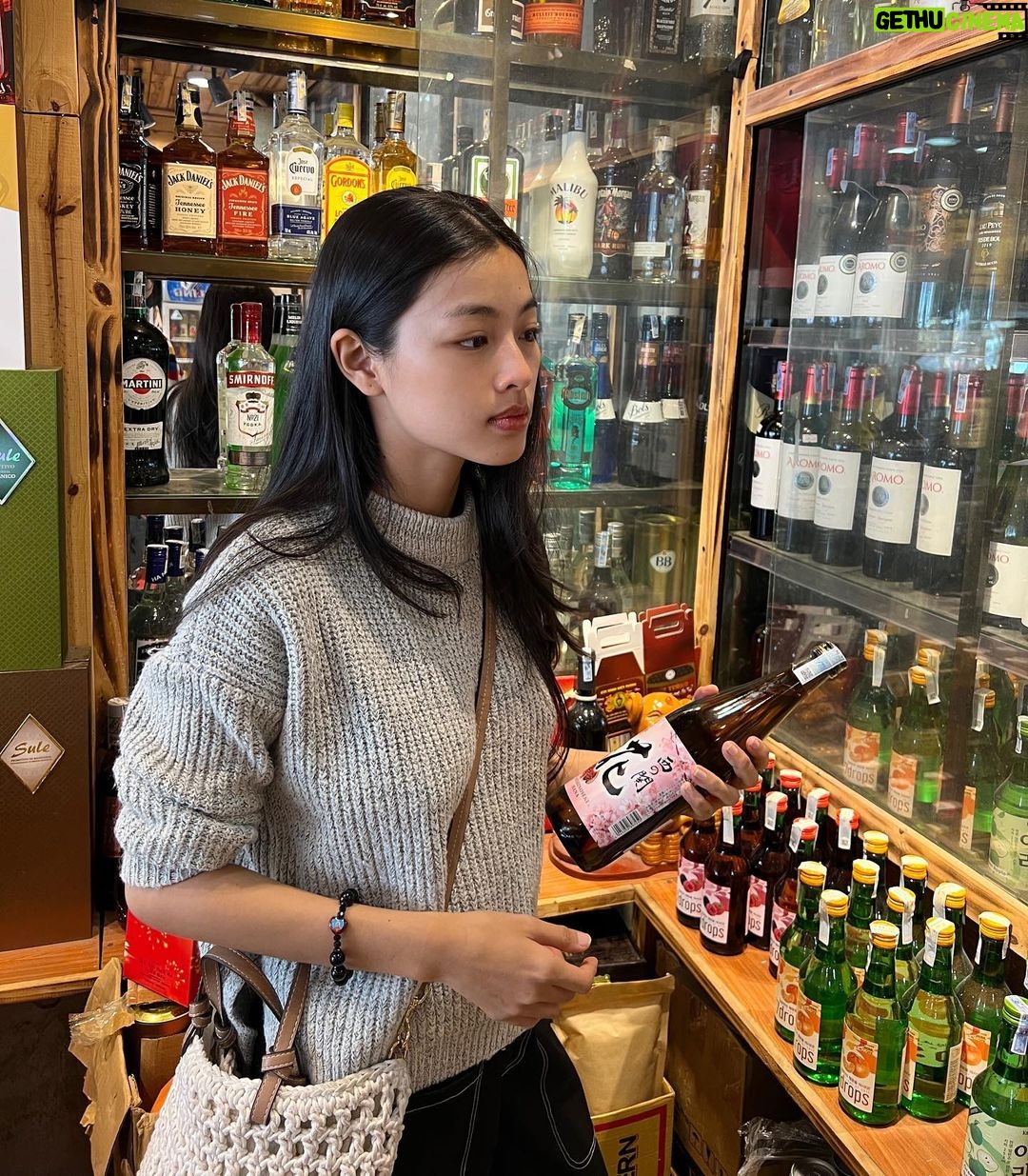Phạm Nguyễn Lan Thy Instagram - Đầu tháng tự hứa với mình sẽ làm việc chăm chỉ, chỉ để đổi lại một buổi sáng thư thái nơi núi rừng, ăn sáng pha cà phê, thong thả đọc vài trang sách, không phải lo nghĩ về thông báo điện thoại. Tôi gọi đây là thư thái. Cách gọi khác của “làm biếng có kế hoạch”. @healingretreatdalat