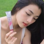 Phạm Nguyễn Lan Thy Instagram - Cảm ơn những ngày nắng đẹp thành phố thương yêu, nhất là trong mùa mà Sài Gòn hay mưa bất chợt. Ngoài những sản phẩm skincare, Thy luôn giữ thói quen bổ sung một gói Vitamin C mỗi ngày để dưỡng trắng, kết hợp với bổ sung Collagen nội sinh để luôn trẻ khoẻ từ bên trong. Không quên dùng kem chống nắng và phấn lạnh cho mỗi lần đi camping. Sản phẩm Vitamin C mà Thy đang sử dụng sở hữu Vitamin C tối thượng với hàm lượng 1600mg, kết hợp với vitamin A, vitamin E và chiết xuất năng lượng nhiệt đới từ dứa, đu đủ xanh và lá ổi đem đến hiệu quả dưỡng trắng, trị nám, chống nắng toàn thân nhanh, an toàn và bền vững. Muốn làn da luôn đẹp thì phải chăm chỉ chăm sóc từ bên trong lẫn bên ngoài phải không? Các sản phẩm này đều đang có ưu đãi lớn đến từ LAZADA SALE CUỐI THÁNG 25 - 29.9 đó nha! Mọi người còn bí kíp dưỡng trắng nào khác nữa không? Chia sẻ cùng Thy nhé! #Lazada #HangHieuGiaHoi #SanDealHoi