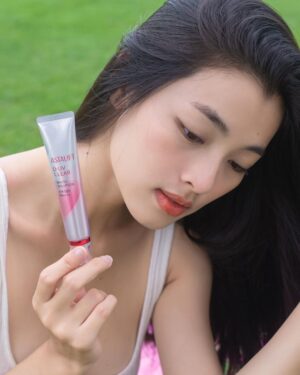 Phạm Nguyễn Lan Thy Instagram - Cảm ơn những ngày nắng đẹp thành phố thương yêu, nhất là trong mùa mà Sài Gòn hay mưa bất chợt.

Ngoài những sản phẩm skincare, Thy luôn giữ thói quen bổ sung một gói Vitamin C mỗi ngày để dưỡng trắng, kết hợp với bổ sung Collagen nội sinh để luôn trẻ khoẻ từ bên trong. Không quên dùng kem chống nắng và phấn lạnh cho mỗi lần đi camping. 

Sản phẩm Vitamin C mà Thy đang sử dụng sở hữu Vitamin C tối thượng với hàm lượng 1600mg, kết hợp với vitamin A, vitamin E và chiết xuất năng lượng nhiệt đới từ dứa, đu đủ xanh và lá ổi đem đến hiệu quả dưỡng trắng, trị nám, chống nắng toàn thân nhanh, an toàn và bền vững.

Muốn làn da luôn đẹp thì phải chăm chỉ chăm sóc từ bên trong lẫn bên ngoài phải không? Các sản phẩm này đều đang có ưu đãi lớn đến từ LAZADA SALE CUỐI THÁNG 25 - 29.9 đó nha!

Mọi người còn bí kíp dưỡng trắng nào khác nữa không? Chia sẻ cùng Thy nhé!

#Lazada #HangHieuGiaHoi #SanDealHoi