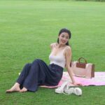 Phạm Nguyễn Lan Thy Instagram - Cảm ơn những ngày nắng đẹp thành phố thương yêu, nhất là trong mùa mà Sài Gòn hay mưa bất chợt. Ngoài những sản phẩm skincare, Thy luôn giữ thói quen bổ sung một gói Vitamin C mỗi ngày để dưỡng trắng, kết hợp với bổ sung Collagen nội sinh để luôn trẻ khoẻ từ bên trong. Không quên dùng kem chống nắng và phấn lạnh cho mỗi lần đi camping. Sản phẩm Vitamin C mà Thy đang sử dụng sở hữu Vitamin C tối thượng với hàm lượng 1600mg, kết hợp với vitamin A, vitamin E và chiết xuất năng lượng nhiệt đới từ dứa, đu đủ xanh và lá ổi đem đến hiệu quả dưỡng trắng, trị nám, chống nắng toàn thân nhanh, an toàn và bền vững. Muốn làn da luôn đẹp thì phải chăm chỉ chăm sóc từ bên trong lẫn bên ngoài phải không? Các sản phẩm này đều đang có ưu đãi lớn đến từ LAZADA SALE CUỐI THÁNG 25 - 29.9 đó nha! Mọi người còn bí kíp dưỡng trắng nào khác nữa không? Chia sẻ cùng Thy nhé! #Lazada #HangHieuGiaHoi #SanDealHoi