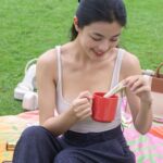 Phạm Nguyễn Lan Thy Instagram - Cảm ơn những ngày nắng đẹp thành phố thương yêu, nhất là trong mùa mà Sài Gòn hay mưa bất chợt. Ngoài những sản phẩm skincare, Thy luôn giữ thói quen bổ sung một gói Vitamin C mỗi ngày để dưỡng trắng, kết hợp với bổ sung Collagen nội sinh để luôn trẻ khoẻ từ bên trong. Không quên dùng kem chống nắng và phấn lạnh cho mỗi lần đi camping. Sản phẩm Vitamin C mà Thy đang sử dụng sở hữu Vitamin C tối thượng với hàm lượng 1600mg, kết hợp với vitamin A, vitamin E và chiết xuất năng lượng nhiệt đới từ dứa, đu đủ xanh và lá ổi đem đến hiệu quả dưỡng trắng, trị nám, chống nắng toàn thân nhanh, an toàn và bền vững. Muốn làn da luôn đẹp thì phải chăm chỉ chăm sóc từ bên trong lẫn bên ngoài phải không? Các sản phẩm này đều đang có ưu đãi lớn đến từ LAZADA SALE CUỐI THÁNG 25 - 29.9 đó nha! Mọi người còn bí kíp dưỡng trắng nào khác nữa không? Chia sẻ cùng Thy nhé! #Lazada #HangHieuGiaHoi #SanDealHoi