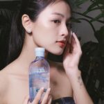 Phạm Nguyễn Lan Thy Instagram - Sài Gòn mùa mưa lúc nào cũng gợi nhắc lại cho Thy những kỷ niệm ngày nhỏ nghịch ngợm hay chơi dưới mưa. Lớn lên mình mới biết, nước mưa lại là chất xúc dẫn những bụi bẩn tích tụ trên da dẫn đến kích ứng, mụn, sạm và lão hóa. Bí kíp chăm sóc da mùa mưa của Thy đặc biệt chú trọng hơn các bước làm sạch và dưỡng để giữ làn da luôn tươi sáng, rạng ngời. Đầu tiên chắc chắn là sử dụng nước tẩy trang sạch thoáng để làm sạch làn da, tiếp theo là sữa rửa mặt có độ dưỡng ẩm tốt để giúp da của mình không bị khô. Thy sử dụng thêm tinh chất ốc sên phục hồi da và tinh chất sáng da chứa AHA/PHA để da luôn săn chắc và căng bóng. Hiện tại các brand mà Thy tin dùng đều được bán chính thức trên Lazada đặc biệt từ ngày 24.09 LazBeauty giảm đến 50% mà còn đi kèm nhiều voucher tích lũy, mua 1 tặng 1. Mọi người có thể tìm kiếm những sản phẩm skincare uy tín với giá chưa đến 2 cốc trà sữa đến từ Laz Beauty nha! Nhớ chăm sóc sức khoẻ của mình và cả sức khoẻ làn da để lúc nào cũng vô tư vui đùa dưới mưa như những ngày nhỏ mọi người nhé. #HangHieuGiaHoi #SanDealHoi #Lazada