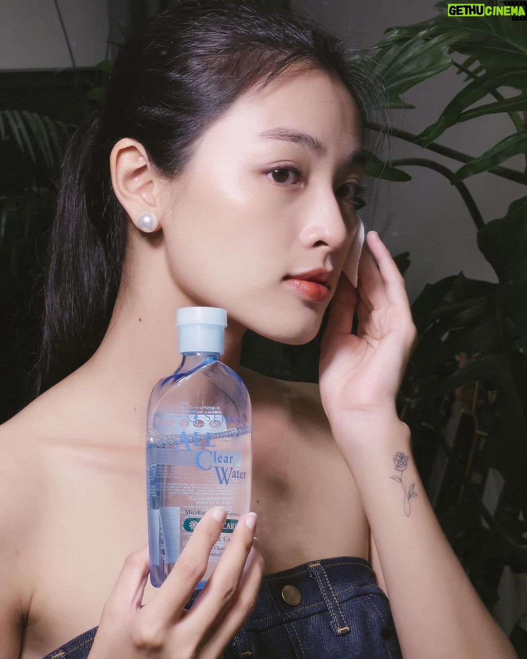 Phạm Nguyễn Lan Thy Instagram - Sài Gòn mùa mưa lúc nào cũng gợi nhắc lại cho Thy những kỷ niệm ngày nhỏ nghịch ngợm hay chơi dưới mưa. Lớn lên mình mới biết, nước mưa lại là chất xúc dẫn những bụi bẩn tích tụ trên da dẫn đến kích ứng, mụn, sạm và lão hóa. Bí kíp chăm sóc da mùa mưa của Thy đặc biệt chú trọng hơn các bước làm sạch và dưỡng để giữ làn da luôn tươi sáng, rạng ngời. Đầu tiên chắc chắn là sử dụng nước tẩy trang sạch thoáng để làm sạch làn da, tiếp theo là sữa rửa mặt có độ dưỡng ẩm tốt để giúp da của mình không bị khô. Thy sử dụng thêm tinh chất ốc sên phục hồi da và tinh chất sáng da chứa AHA/PHA để da luôn săn chắc và căng bóng. Hiện tại các brand mà Thy tin dùng đều được bán chính thức trên Lazada đặc biệt từ ngày 24.09 LazBeauty giảm đến 50% mà còn đi kèm nhiều voucher tích lũy, mua 1 tặng 1. Mọi người có thể tìm kiếm những sản phẩm skincare uy tín với giá chưa đến 2 cốc trà sữa đến từ Laz Beauty nha! Nhớ chăm sóc sức khoẻ của mình và cả sức khoẻ làn da để lúc nào cũng vô tư vui đùa dưới mưa như những ngày nhỏ mọi người nhé. #HangHieuGiaHoi #SanDealHoi #Lazada