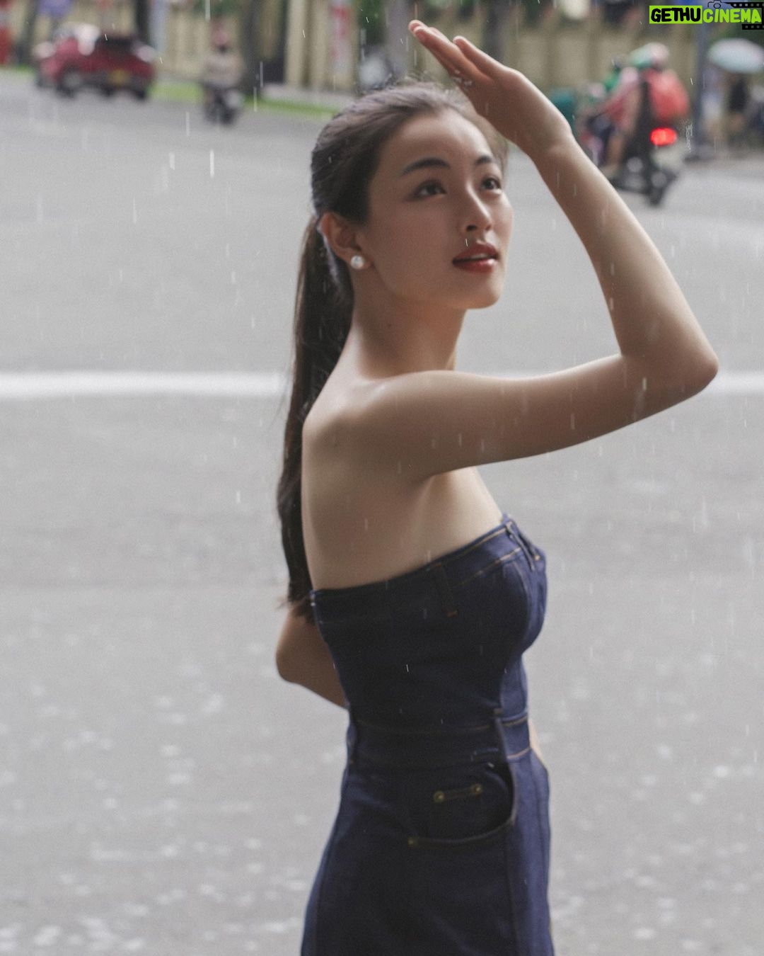 Phạm Nguyễn Lan Thy Instagram - Sài Gòn mùa mưa lúc nào cũng gợi nhắc lại cho Thy những kỷ niệm ngày nhỏ nghịch ngợm hay chơi dưới mưa. Lớn lên mình mới biết, nước mưa lại là chất xúc dẫn những bụi bẩn tích tụ trên da dẫn đến kích ứng, mụn, sạm và lão hóa. Bí kíp chăm sóc da mùa mưa của Thy đặc biệt chú trọng hơn các bước làm sạch và dưỡng để giữ làn da luôn tươi sáng, rạng ngời. Đầu tiên chắc chắn là sử dụng nước tẩy trang sạch thoáng để làm sạch làn da, tiếp theo là sữa rửa mặt có độ dưỡng ẩm tốt để giúp da của mình không bị khô. Thy sử dụng thêm tinh chất ốc sên phục hồi da và tinh chất sáng da chứa AHA/PHA để da luôn săn chắc và căng bóng. Hiện tại các brand mà Thy tin dùng đều được bán chính thức trên Lazada đặc biệt từ ngày 24.09 LazBeauty giảm đến 50% mà còn đi kèm nhiều voucher tích lũy, mua 1 tặng 1. Mọi người có thể tìm kiếm những sản phẩm skincare uy tín với giá chưa đến 2 cốc trà sữa đến từ Laz Beauty nha! Nhớ chăm sóc sức khoẻ của mình và cả sức khoẻ làn da để lúc nào cũng vô tư vui đùa dưới mưa như những ngày nhỏ mọi người nhé. #HangHieuGiaHoi #SanDealHoi #Lazada