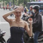 Phạm Nguyễn Lan Thy Instagram - Sài Gòn mùa mưa lúc nào cũng gợi nhắc lại cho Thy những kỷ niệm ngày nhỏ nghịch ngợm hay chơi dưới mưa. Lớn lên mình mới biết, nước mưa lại là chất xúc dẫn những bụi bẩn tích tụ trên da dẫn đến kích ứng, mụn, sạm và lão hóa. Bí kíp chăm sóc da mùa mưa của Thy đặc biệt chú trọng hơn các bước làm sạch và dưỡng để giữ làn da luôn tươi sáng, rạng ngời. Đầu tiên chắc chắn là sử dụng nước tẩy trang sạch thoáng để làm sạch làn da, tiếp theo là sữa rửa mặt có độ dưỡng ẩm tốt để giúp da của mình không bị khô. Thy sử dụng thêm tinh chất ốc sên phục hồi da và tinh chất sáng da chứa AHA/PHA để da luôn săn chắc và căng bóng. Hiện tại các brand mà Thy tin dùng đều được bán chính thức trên Lazada đặc biệt từ ngày 24.09 LazBeauty giảm đến 50% mà còn đi kèm nhiều voucher tích lũy, mua 1 tặng 1. Mọi người có thể tìm kiếm những sản phẩm skincare uy tín với giá chưa đến 2 cốc trà sữa đến từ Laz Beauty nha! Nhớ chăm sóc sức khoẻ của mình và cả sức khoẻ làn da để lúc nào cũng vô tư vui đùa dưới mưa như những ngày nhỏ mọi người nhé. #HangHieuGiaHoi #SanDealHoi #Lazada