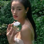 Phạm Nguyễn Lan Thy Instagram - Issey Miyake A Drop D’Issey Essentielle là mùi hương mà Thy thích nhất trong mùa này. Issey Miyake đã mô tả hương thơm vừa rực rỡ vừa thanh khiết, lấy cảm hứng từ làn sương sớm giữa khu rừng khi những tia nắng len lỏi qua lá cây. Cầm trên tay “giọt nước tinh khiết” giữa khu vườn xanh nắng, Thy thả mình trong hương thơm của lá non xanh, hoa mộc lan, xạ hương tạo. Để cho hương hoa tươi mát thấm đẫm hơi sương dắt mình vào trong không gian của tự nhiên, nhẹ nhàng như hương thơm của Nước Cảm ơn Issey Miyake đã mang cả một buổi sớm trong lành vào trong những nốt hương tuyệt diệu. #followthedrops