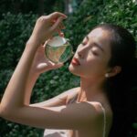 Phạm Nguyễn Lan Thy Instagram - Issey Miyake A Drop D’Issey Essentielle là mùi hương mà Thy thích nhất trong mùa này. Issey Miyake đã mô tả hương thơm vừa rực rỡ vừa thanh khiết, lấy cảm hứng từ làn sương sớm giữa khu rừng khi những tia nắng len lỏi qua lá cây. Cầm trên tay “giọt nước tinh khiết” giữa khu vườn xanh nắng, Thy thả mình trong hương thơm của lá non xanh, hoa mộc lan, xạ hương tạo. Để cho hương hoa tươi mát thấm đẫm hơi sương dắt mình vào trong không gian của tự nhiên, nhẹ nhàng như hương thơm của Nước Cảm ơn Issey Miyake đã mang cả một buổi sớm trong lành vào trong những nốt hương tuyệt diệu. #followthedrops