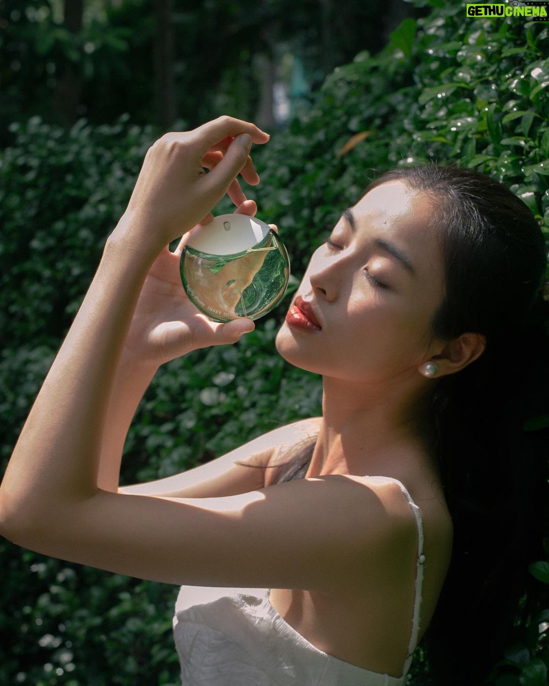 Phạm Nguyễn Lan Thy Instagram - Issey Miyake A Drop D’Issey Essentielle là mùi hương mà Thy thích nhất trong mùa này. Issey Miyake đã mô tả hương thơm vừa rực rỡ vừa thanh khiết, lấy cảm hứng từ làn sương sớm giữa khu rừng khi những tia nắng len lỏi qua lá cây. Cầm trên tay “giọt nước tinh khiết” giữa khu vườn xanh nắng, Thy thả mình trong hương thơm của lá non xanh, hoa mộc lan, xạ hương tạo. Để cho hương hoa tươi mát thấm đẫm hơi sương dắt mình vào trong không gian của tự nhiên, nhẹ nhàng như hương thơm của Nước Cảm ơn Issey Miyake đã mang cả một buổi sớm trong lành vào trong những nốt hương tuyệt diệu. #followthedrops
