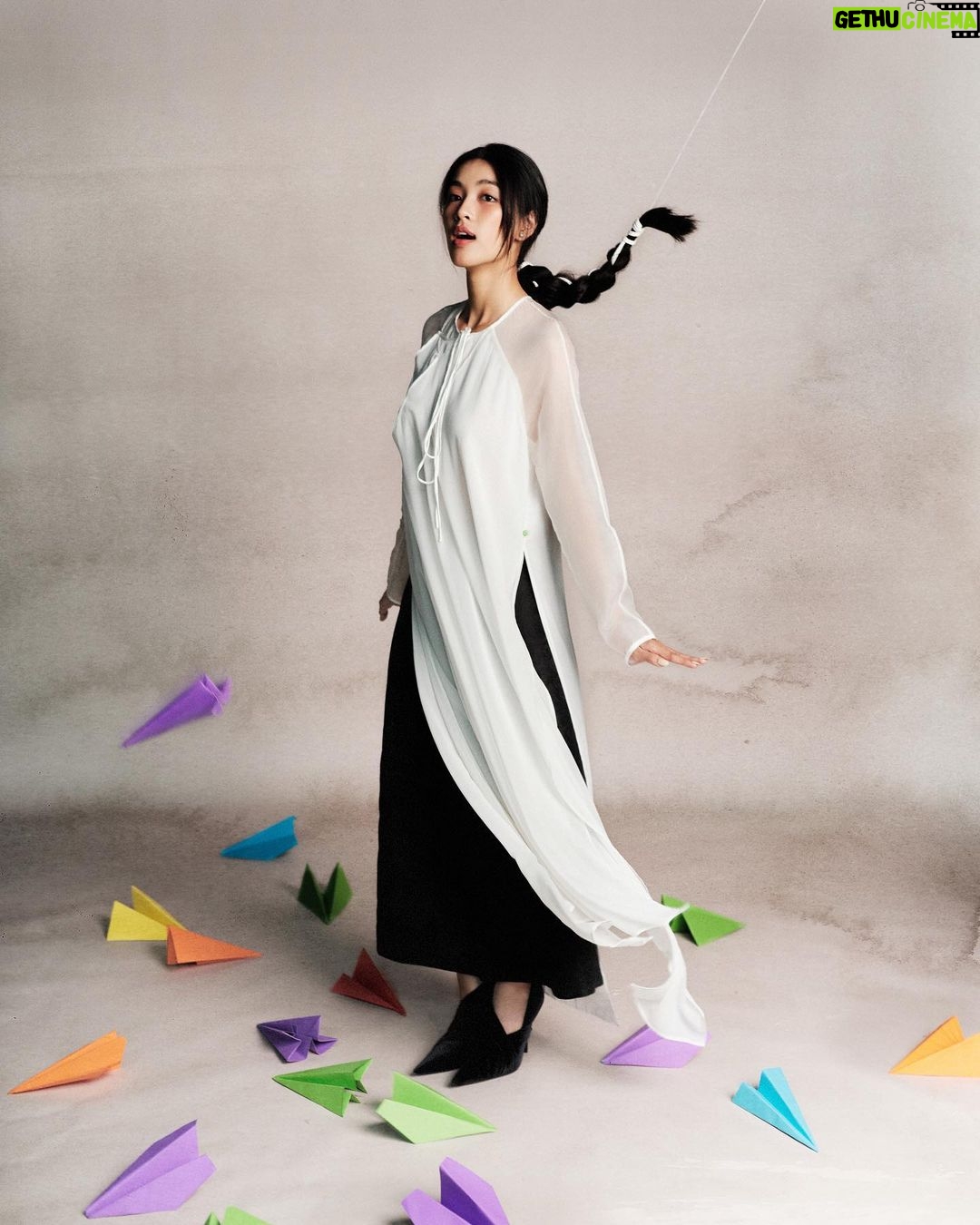 Phạm Nguyễn Lan Thy Instagram - “NHẤT QUỶ NHÌ MA, THỨ BA HỌC TRÒ" Khi nhắc đến đến câu thành ngữ này, ai trong mỗi chúng ta đều gợi nhớ lại hình ảnh nó gắn liền với tuổi học trò mà ai trong chúng ta cũng đã trải qua, câu nói này mang một ý nghĩa thể hiện tính nghịch ngợm, những trò vui đùa hồn nhiên và vô tư khi đi học. Trong bộ ảnh này, chúng mình muốn mang đến một hình ảnh rất quen thuộc, cổ điển, nhưng thay vào đó chúng mình muốn truyền tải một bức tranh màu sắc, vui nhộn và tươi mới hơn, thời trang hơn. Lấy cảm hứng từ những kỉ niệm mà các thế hệ học trò 8x,9x đã từng trải qua, chúng mình tôn lên vẻ đẹp của kí ức thời đó. Tại vì sao chúng mình lại làm ý tưởng này ? Bởi vì với góc nhìn từ phía chúng mình,chúng mình thấy được hình ảnh này không còn tồn tại nhiều cho đến bây giờ khi đất nước nói chung và công nghệ 4.0,AI nói riêng ngày càng phát triển nhưng chúng mình lại thấy hình ảnh đó lại rất đẹp, mộc mạc và nguyên bản, đó là điều may mắn mà các thế hệ thời 8x,9x đã có cơ hội được sống với nó.Chúng mình hy vọng, với tâm hồn nghệ sĩ, chúng mình đã và đang gửi gắm đến một thế hệ trẻ một thông điệp đẹp và ý nghĩa. “CHÚC MỪNG NGÀY NHÀ GIÁO VIỆT NAM 20-11” Creative & Photographer: Đình Hoàng Art Director: Thafu Nguyen Starring: Phạm Nguyễn Lan Thy Stylist: Bui Dong Duy Stylist Assistant: Mai Phuoc Tri Makeup & Hair Style: Chuong Nguyen Producer: Luna Tran Photo Assistant: Dim Pham, Trong Luan Lighting: cinegram.studio Fashion: DaDa, Thuy Design House, BALENCIAGA