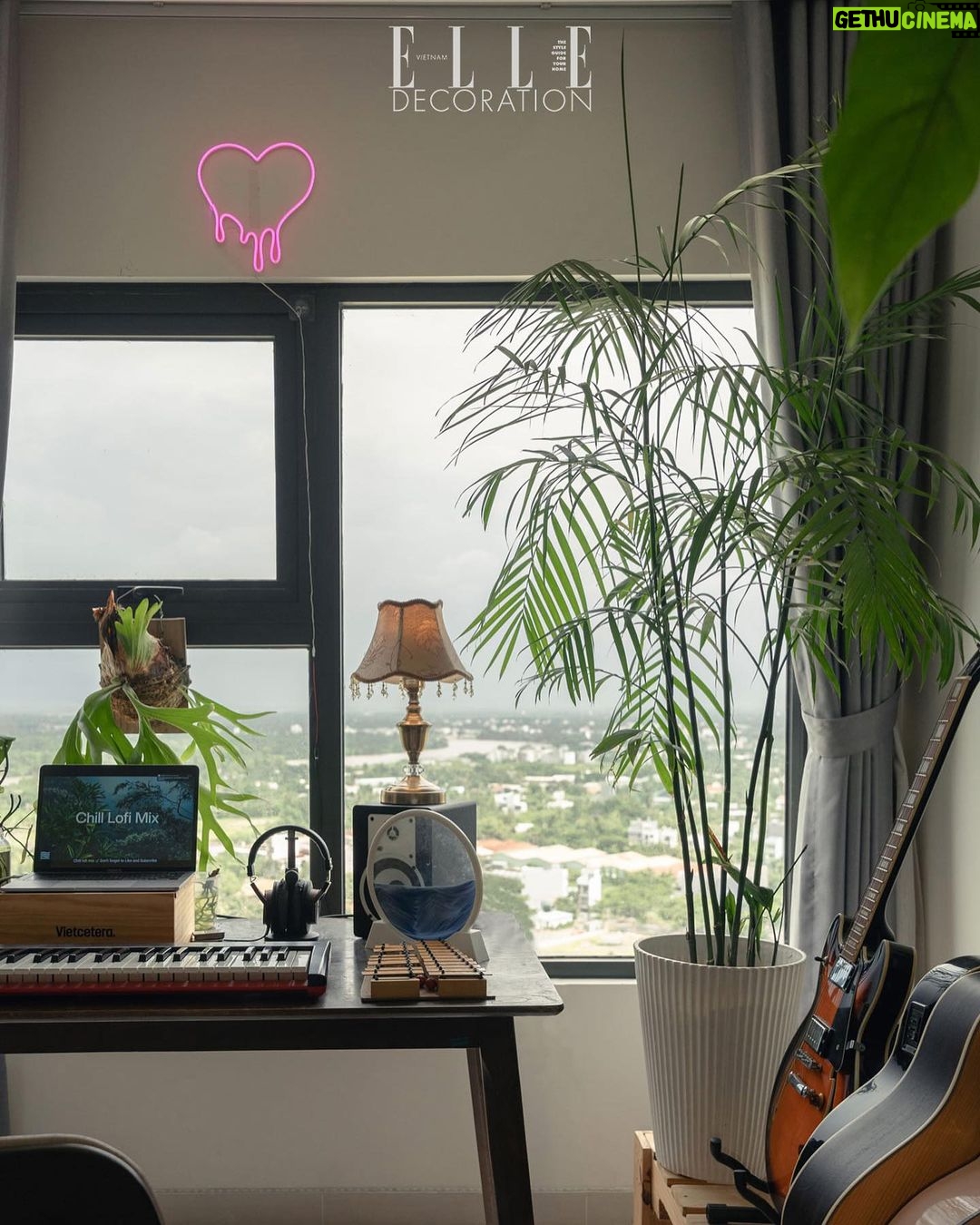 Phạm Nguyễn Lan Thy Instagram - Cha mình luôn dặn rằng, “An cư lạc nghiệp”. Cách đây 3 năm, mình rời gia đình để tự lập, hành lý lúc đó có mấy cuốn sách, chiếc xe máy và vài ba bộ đồ. Và như chú kiến tha từng chút về tổ, mình cũng có một góc nhà riêng xinh xắn rồi 🌱 Cảm ơn @elledecorationvn đã ghé qua thăm góc nhỏ nhà Thy 📸 @shanglefotos