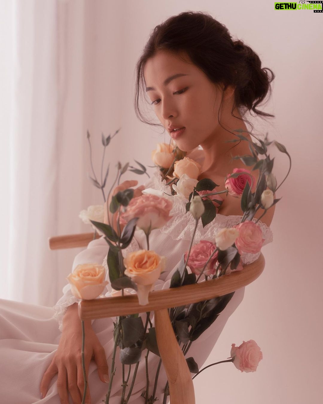 Phạm Nguyễn Lan Thy Instagram - 20/10 lan toả chút năng lượng cẩm hường, chúc những người phụ nữ của tôi một ngày thật vuiii