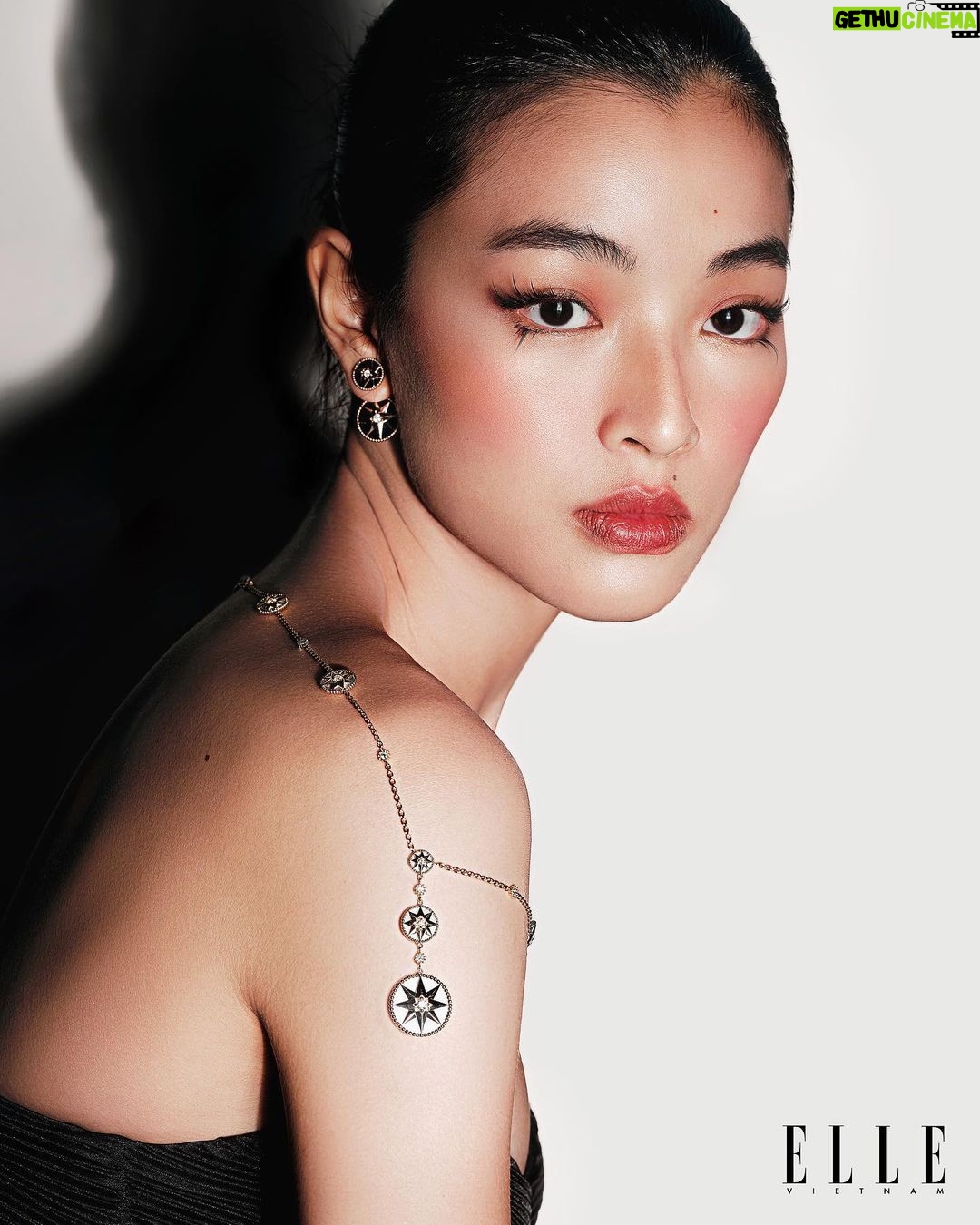 Phạm Nguyễn Lan Thy Instagram - Lan Thy trên tạp chí ELLE tháng 9 - Fashion Issue 🌸 Photographer: @_deyu95 Concept: @duongductien Makeup & hairdresser: @tungchautran Model: Lan Thy Produce: Tô Thanh Liêm Lighting: Kevin LC Retoucher: Trần Thái Beauty editor: @nickykhanhngoc Creative director: @iohuyvo