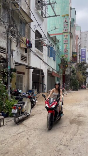 Phạm Nguyễn Lan Thy Instagram - Bái bai 👋